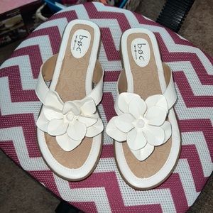 Cute white flower sandals size 10 women’s